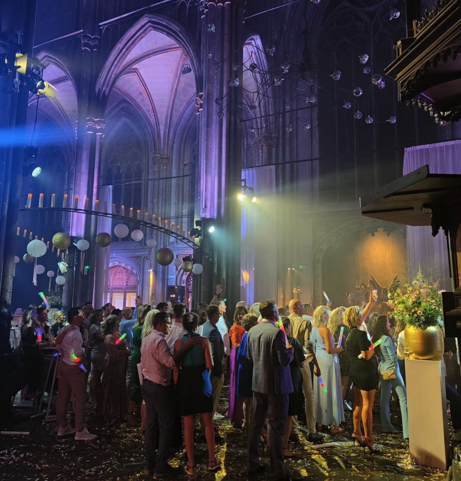 Een volle feestzaal met gasten bij een Booth Kings photobooth